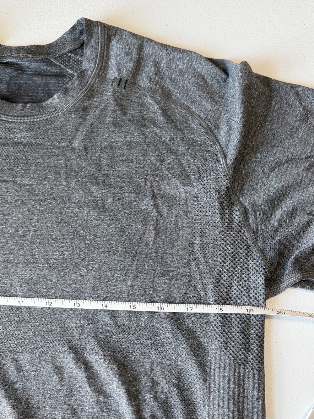 Men’s Lululemon Short Sleeve Size Medium - Picture 3 of 8